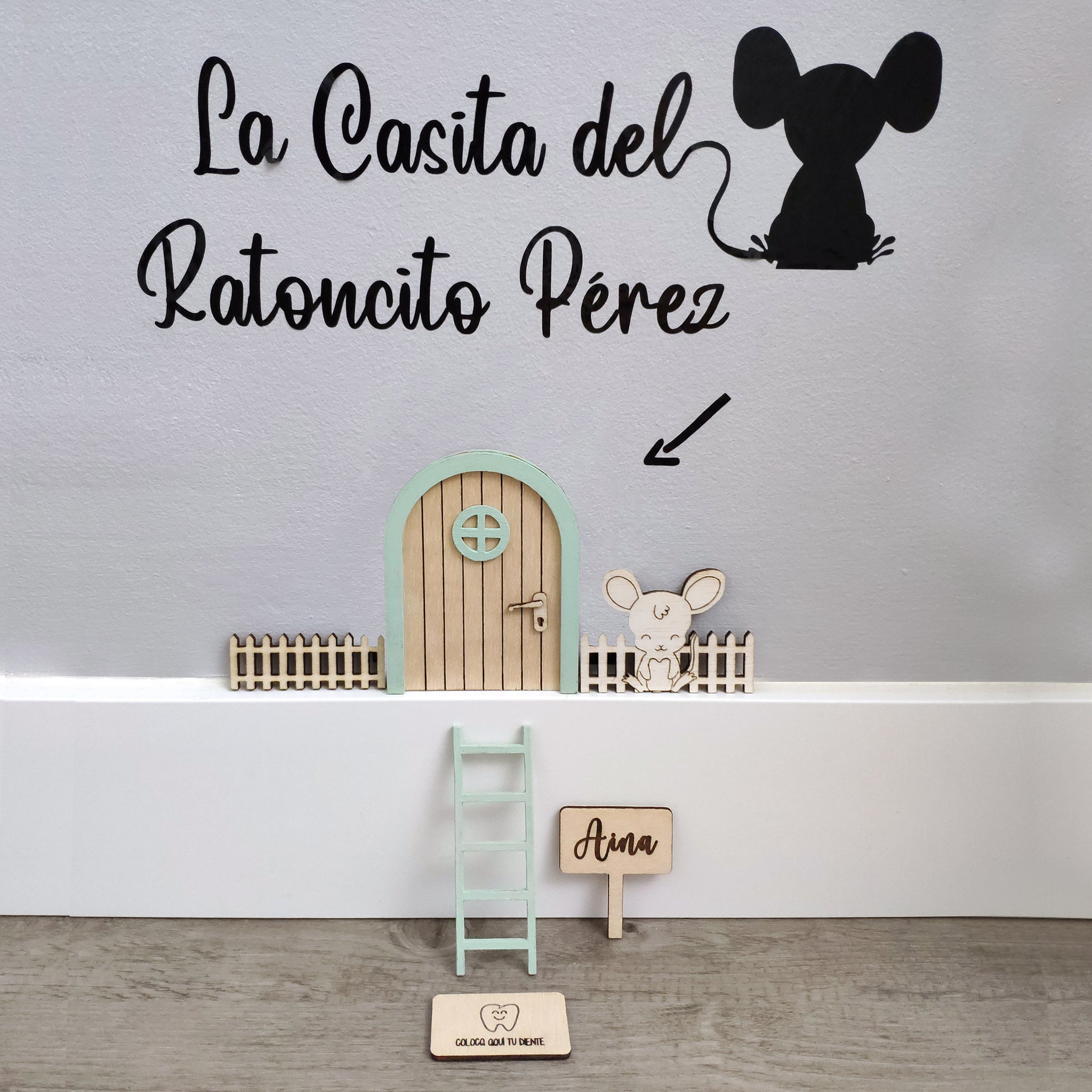Puerta para el ratoncito Pérez con marco blanco y detalles personalizables